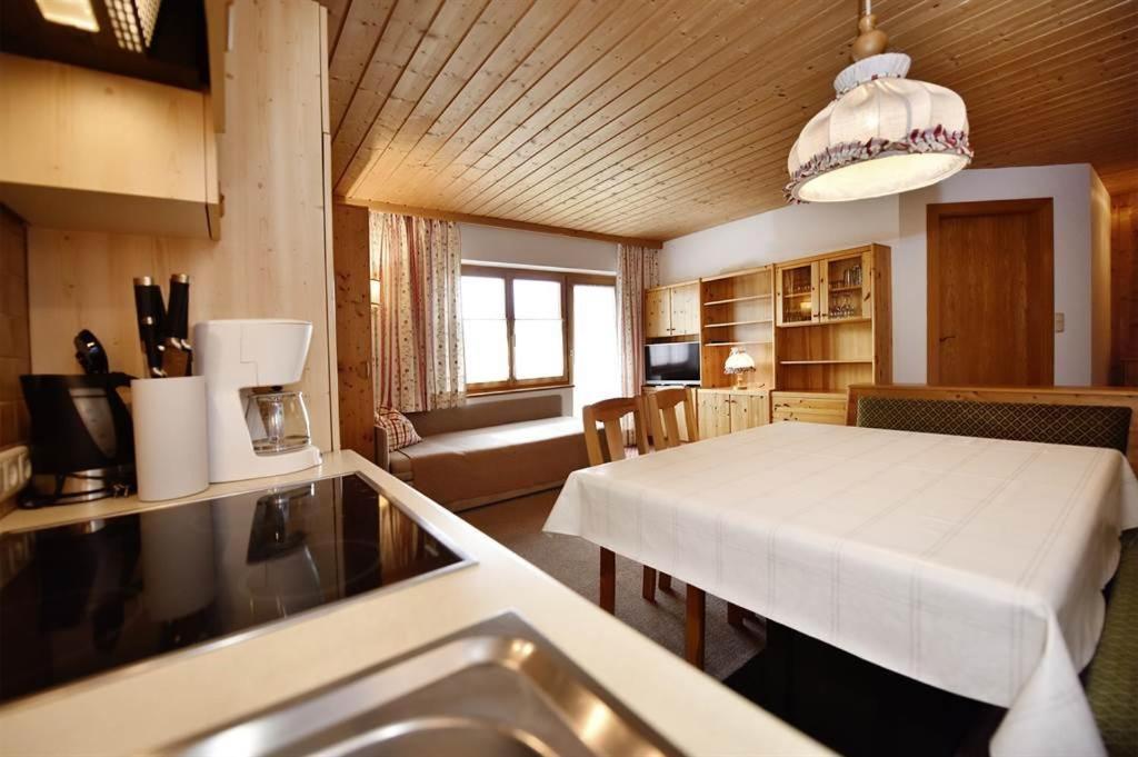 Berghof Gundalatsch Bed & Breakfast Gaschurn Exterior photo